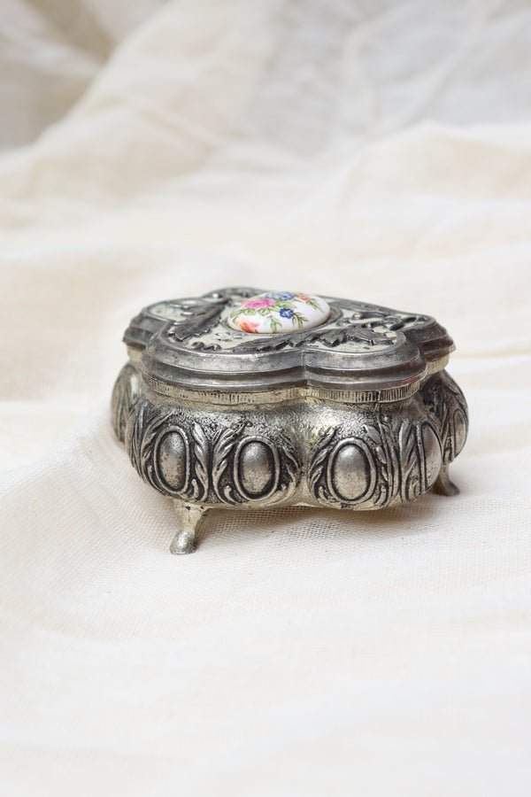 The Treasures on Legs – trinket box