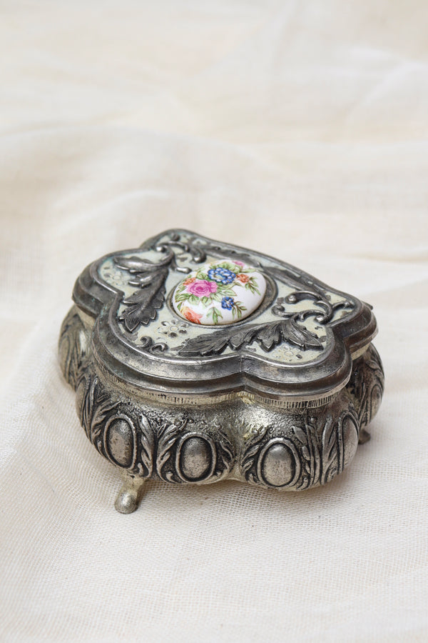 The Treasures on Legs – trinket box